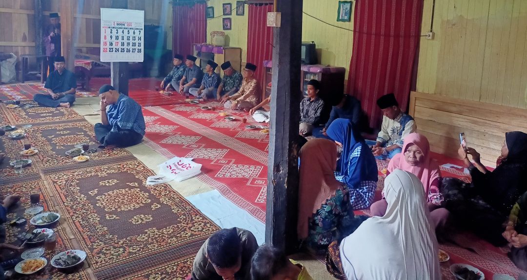 Suasana kegiatan menyambut bulan suci Ramadhan masyarakat Suku Panai Tigo Ibu di rumah kaum Lundang, Nagari Pasir Talang Barat, Solsel, kemarin.
