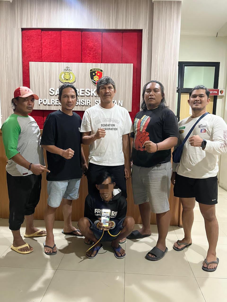 Pelaku penjual togel online saat diamankan di Mapolres Pessel, Senin (16/2).