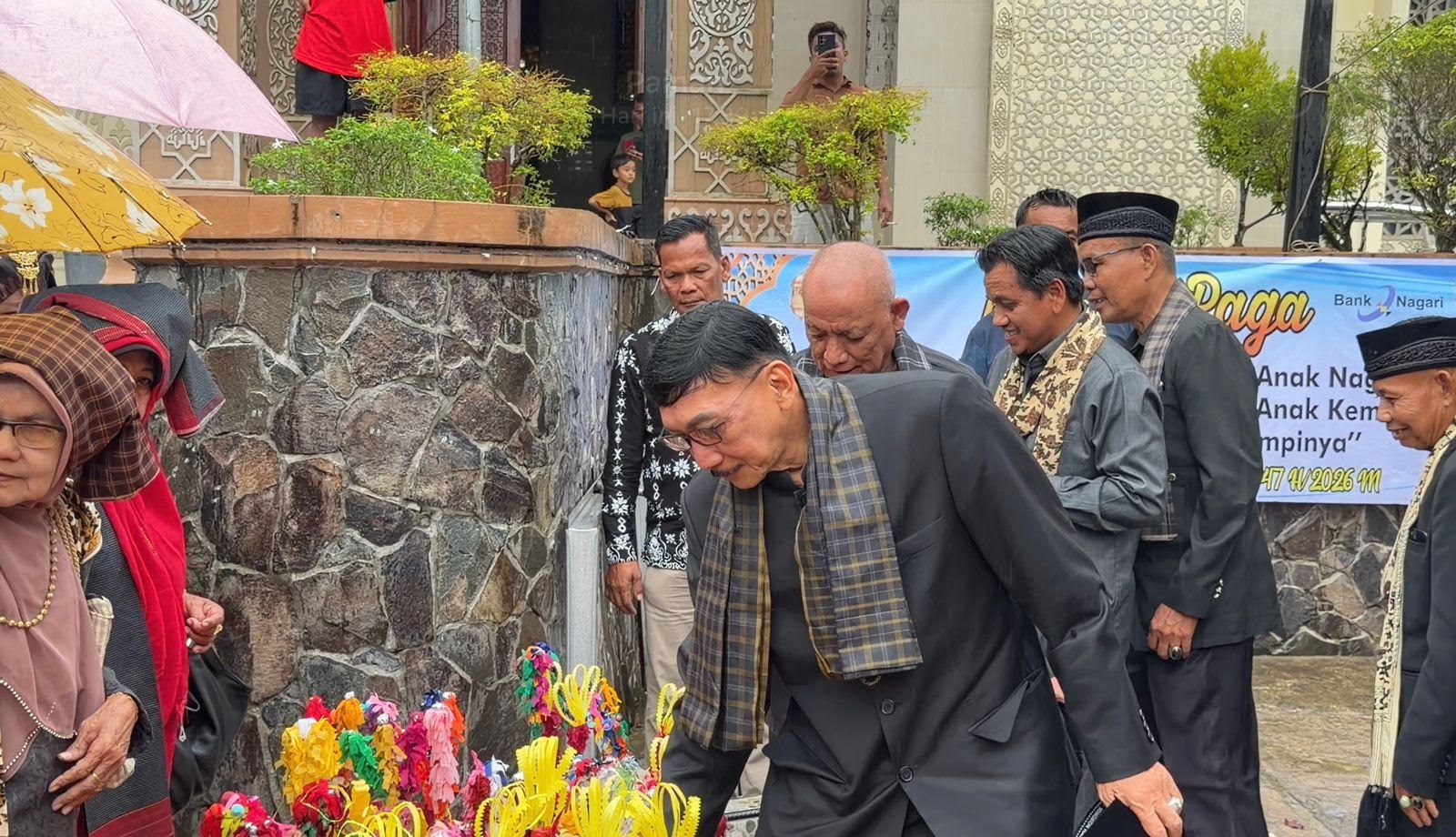 Bupati Pessel Hendrajoni didampingi Ketua LKAAM Pessel, Syafrizal Datuak Nan Butuah saat melakukan tradisi balimau paga, Senin (16/2).