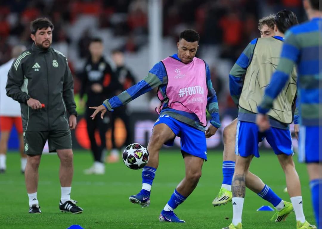Kylian Mbapp&eacute; pemanasan jelang leg pertama Real Madrid vs Benfica playoff Liga Champions 2026 di Est&aacute;dio da Luz, Lisbon.(Foto: UEFA.com)