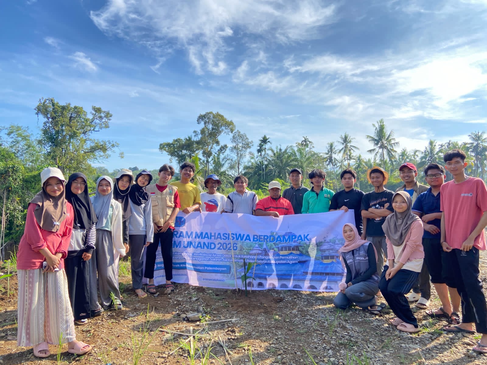 Tim Program Mahasiswa Berdampak (PMB) BEM KM Universitas Andalas hadir, bukan sekadar membawa bantuan, tetapi bekerja langsung memulihkan lingkungan dan menata ulang harapan warga.