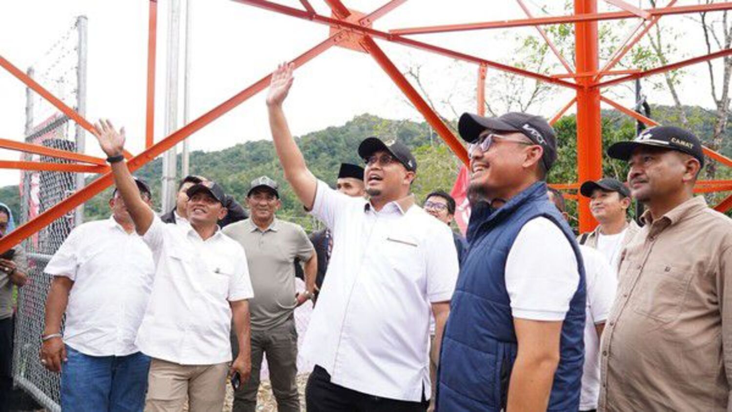 Wakil Ketua Komisi VI DPR RI, Andre Rosiade, secara resmi membuka menara Base Transceiver Station (BTS) milik Telkomsel di Nagari Garabak Data, Kecamatan Tigo Lurah, Kabupaten Solok.
