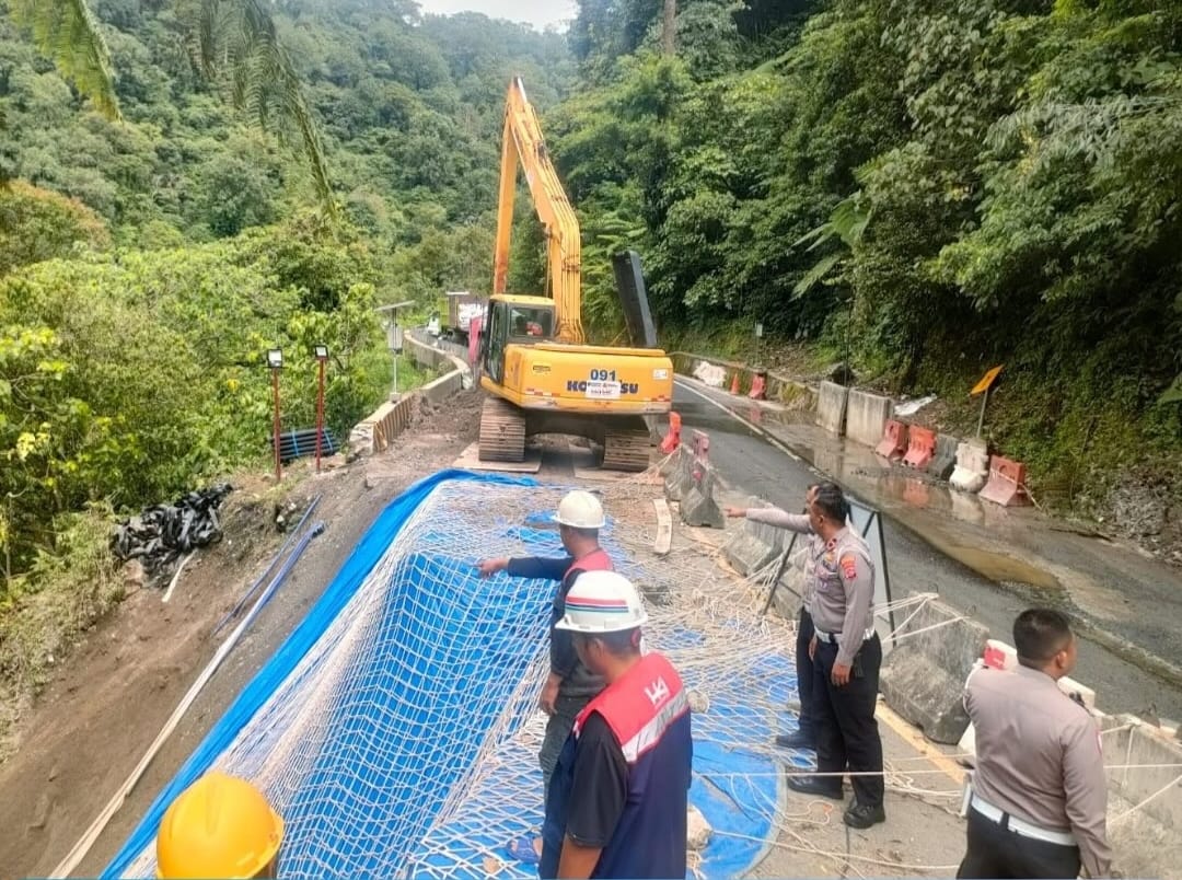 Satlantas Polres Padangpanjang tinjau jalan terban KM 66.700 kawasan Lembah Anai, Rabu (18/2/2026).