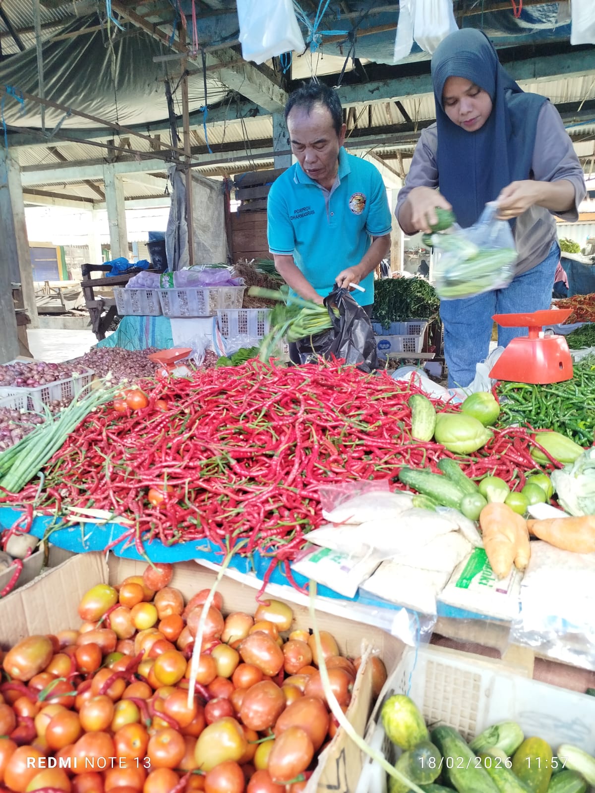 Memasuki H-1 pelaksanaan ibadah bulan suci Ramadan pada Rabu (18/2), sejumlah harga komoditas di Pasar Baru, Kecamatan Pulau Punjung, Kabupaten Dharmasraya, mengalami kenaikan signifikan.