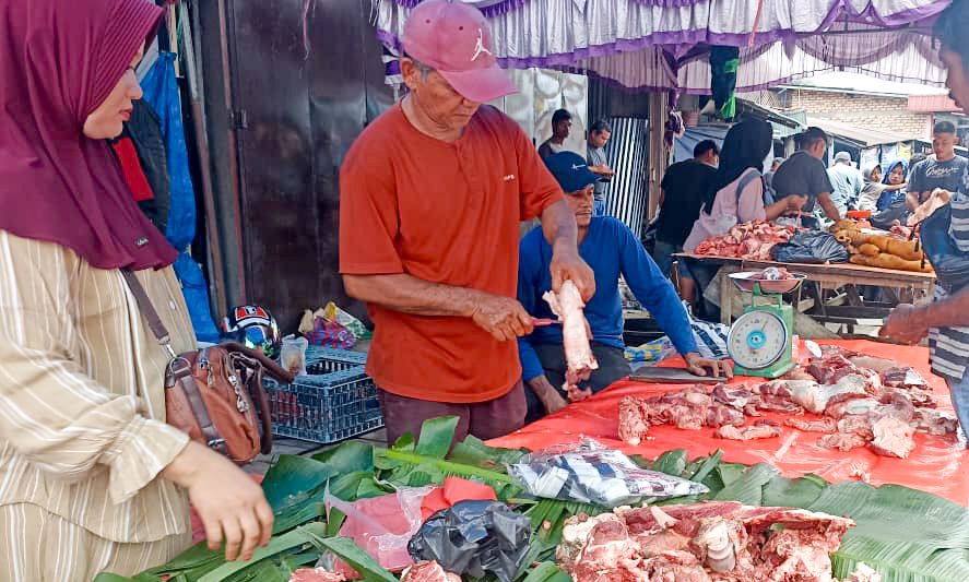 H-1 Ramadan 1447 H, harga daging sapi di Pasaman Barat naik jadi Rp160 ribu per kg, ayam Rp34 ribu akibat lonjakan permintaan.