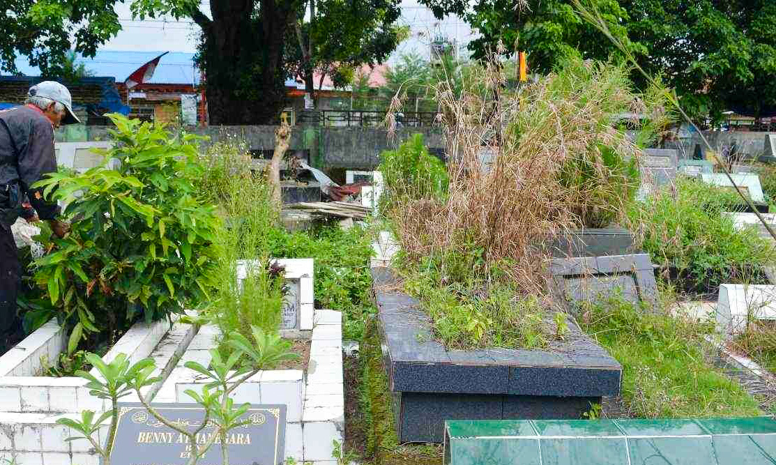 Jelang Ramadan 1447 H, warga Padang bayar tunggakan retribusi makam 2022&ndash;2024. Total tunggakan di tiga TPU capai Rp1,5 miliar.