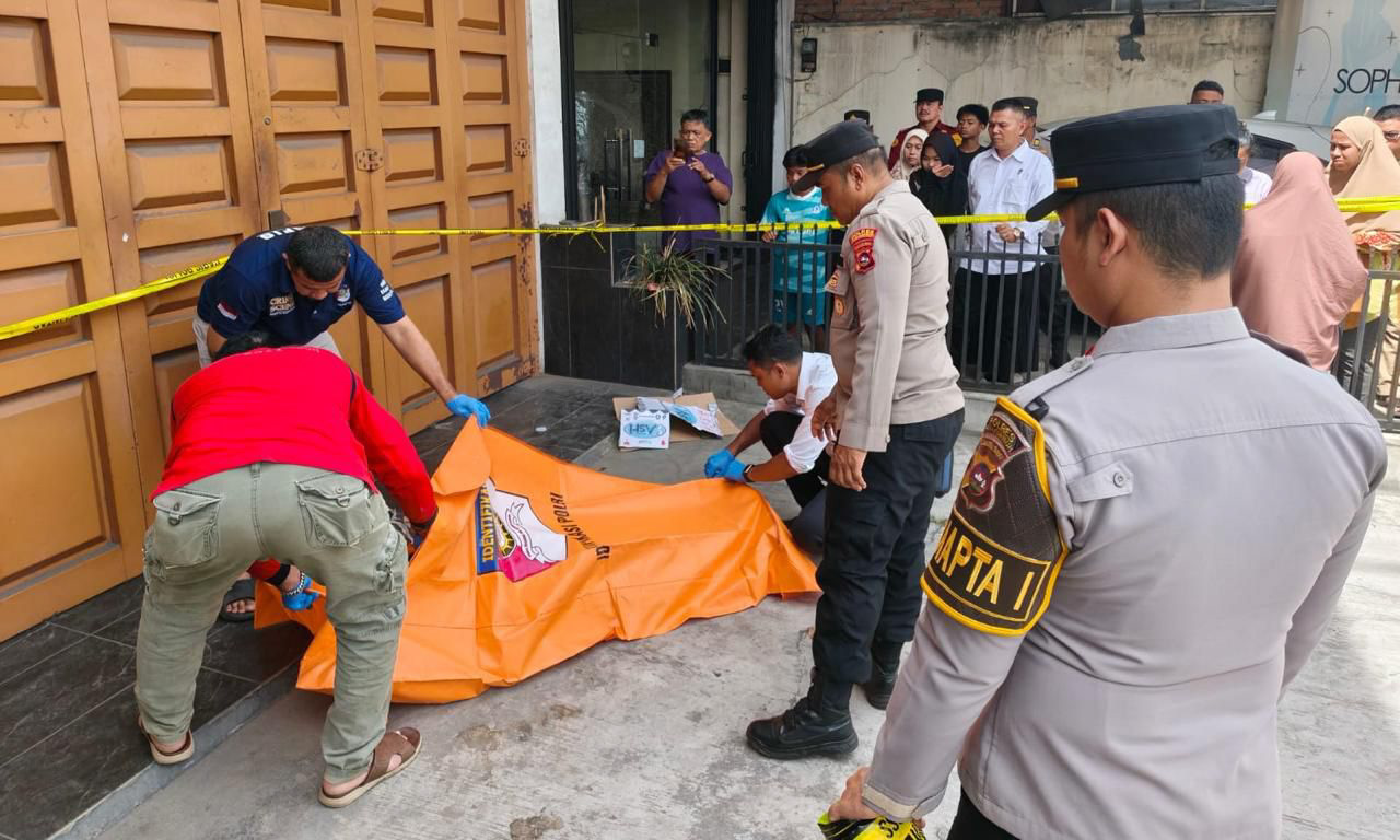 Wanita 53 tahun ditemukan tak bernyawa di depan ruko di Payakumbuh, Rabu siang. Polisi lakukan olah TKP dan selidiki penyebab kematian.