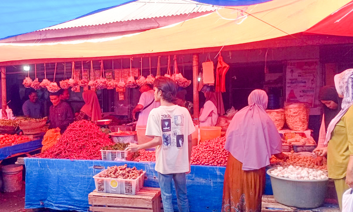 H-1 Ramadhan, Pasar Lama Lubuk Basung padat pembeli. Harga cabai tembus Rp60 ribu per kg, bawang dan sayuran ikut naik.