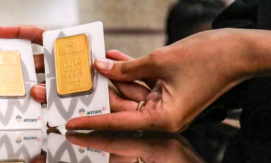 Harga emas Antam 18 Februari 2026 turun Rp40.000 jadi Rp2.878.000 per gram, buyback melemah ke Rp2.655.000, data resmi Logam Mulia.