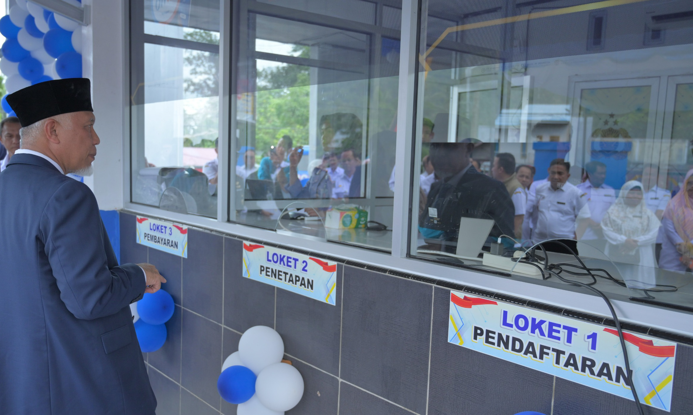 Samsat Drive Thru Langsek Manih di Sijunjung resmi beroperasi, layani bayar pajak kendaraan kurang 5 menit tanpa turun dari kendaraan.