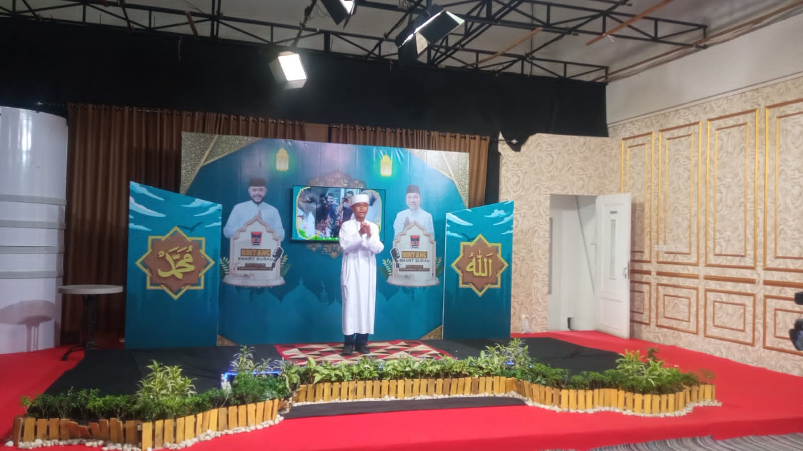 BERBAKAT : Salah satu peserta dari SMPN 5 Padang saat tampil di program Semarak Ramadhan yang disiarkan oleh Padang TV.