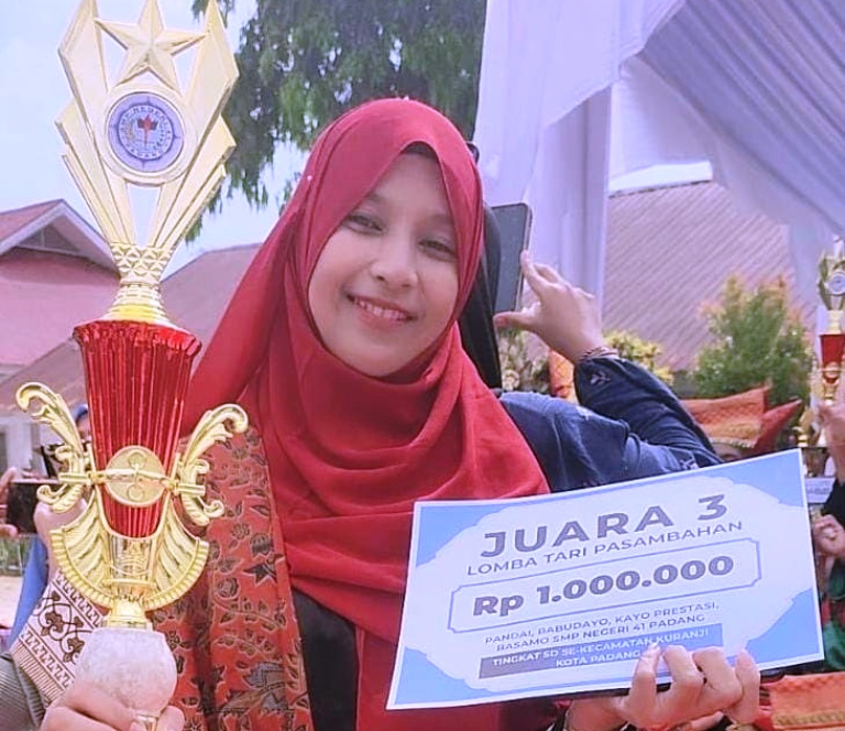 MEMBANGGAKAN : Tim dari SDN 29 Gunungsarik memperlihatkan piala juara ketiga yang berhasil diraih oleh muridnya.