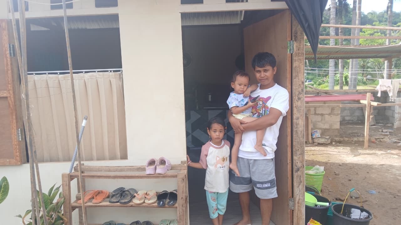 KEHIDUPAN BARU: Eka dan dua orang anaknya di hunian sementara pada kawasan Huntap Kampungtalang, Kelurahan Kapalokoto, Kecamatan Pauh, Kota Padang, kemarin.