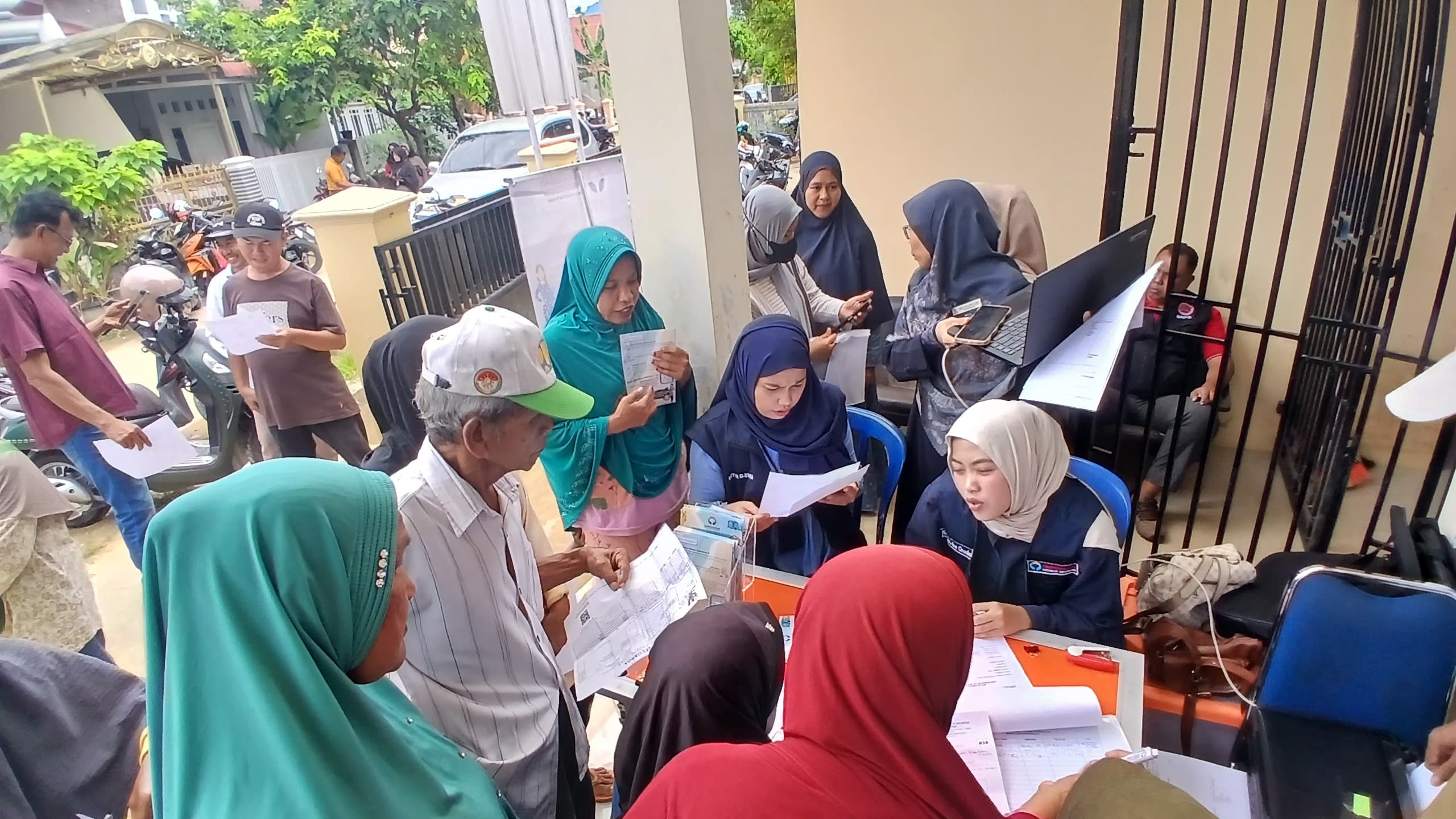 KORBAN BANJIR: Masyarakat Kelurahan Tabiang Banda Gadang menyambangi kantor kelurahan terkait verifikasi data bantuan pascabencana, kemarin.