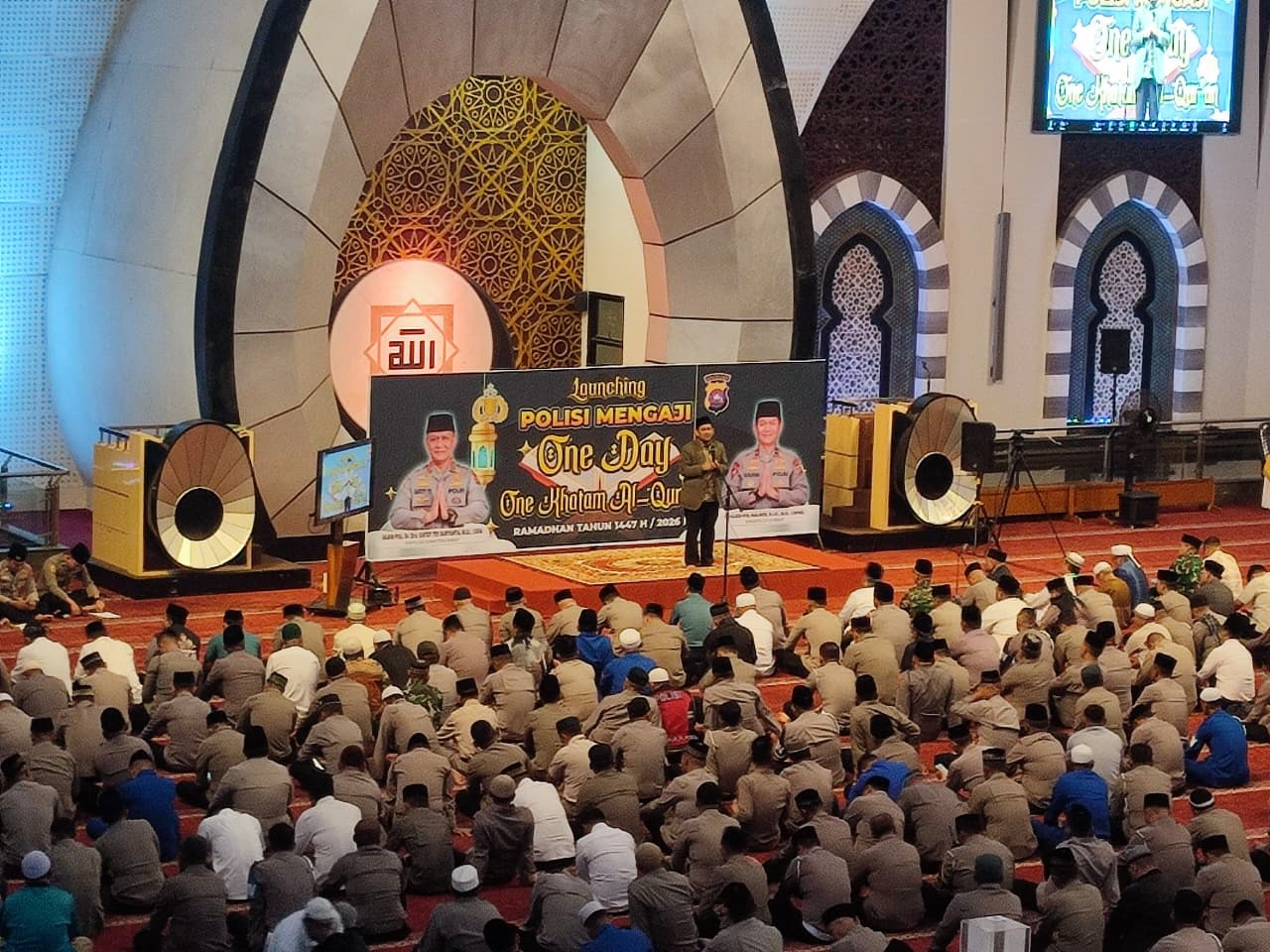 Jajaran Polda Sumbar memenuhi Masjid Raya Syekh Ahmad Khatib Al-Minangkabawi Sumatera Barat saat peluncuran program &rdquo;Polisi Mengaji: One Day One Khatam, Rabu (18/2).