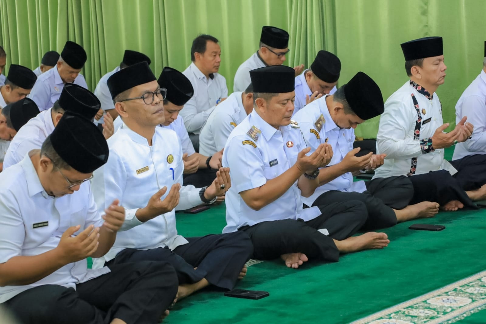 Bupati Pasaman Welly Suhery didampingi Wabup Parulian saat menghadiri wirid pengajian dan doa bersama menyambut Ramadan 1447 Hijriah di Masjid Agung Al-Muttaqin, Pasaman Islamic Center, Selasa (17/2).