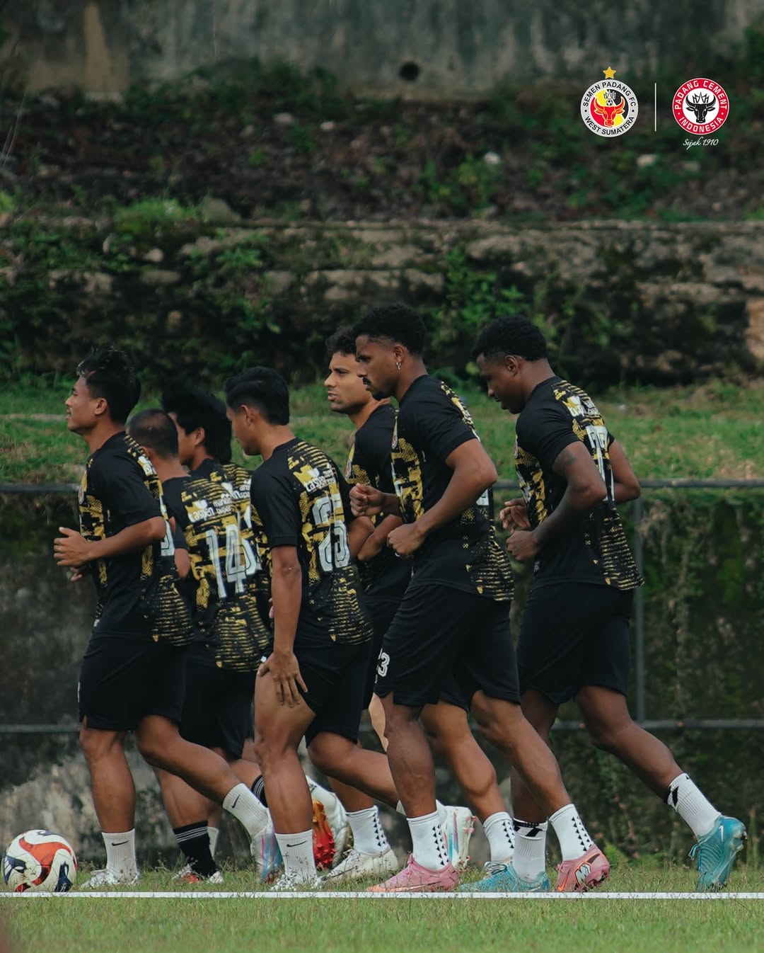Pemain Semen Padang FC melakukan latihan persiapan jelang laga melawan Malut United pada Minggu (20/2/2026).