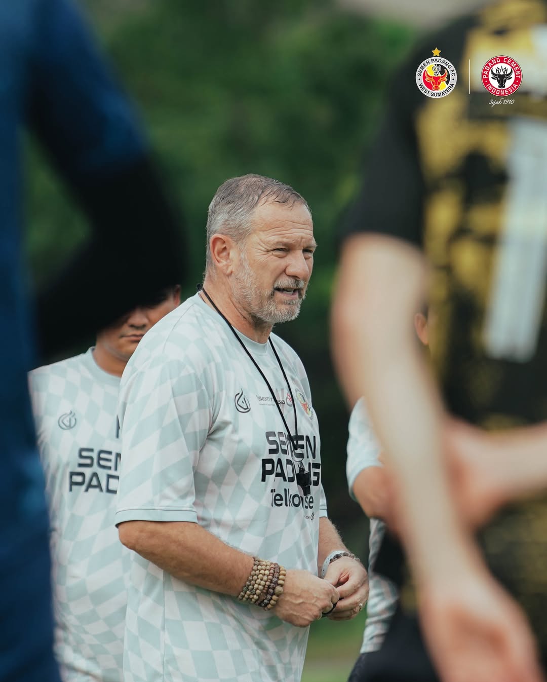 Pelatih Semen Padang FC, Dejan Antonic saat memimpin latihan jelang lawan Malut United.