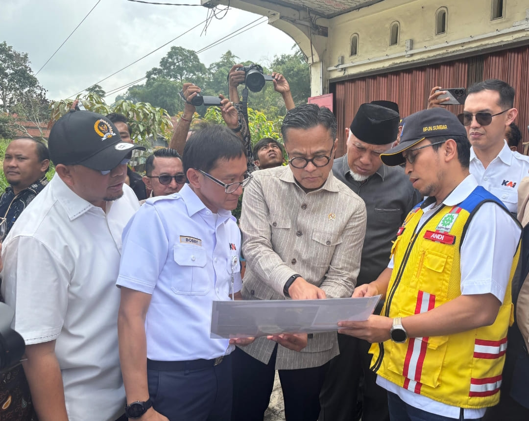 COO Danantara Dony Oskaria meninjau titik rawan kecelakaan di Panyalaian, Tanah Datar, menjelang pembangunan jalur pemberhentian darurat.(Foto: Humas)