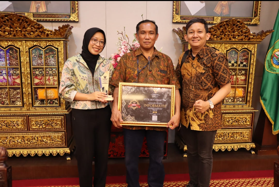 PT Bukit Asam Tbk menerima Anugerah Keterbukaan Informasi Publik 2025 kategori BUMN dari Komisi Informasi Provinsi Sumatera Selatan di Griya Agung, Palembang.(Foto: Corcom)