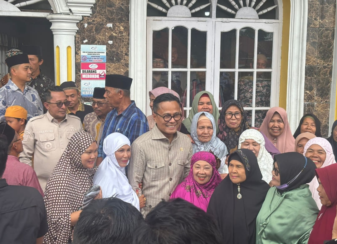 Dony Oskaria, COO Danantara bersama warga Tanjuang Alam saat singgah ke kampung halamannya di Tanahdatar, 19 Februari 2026.(Foto: Adrian)