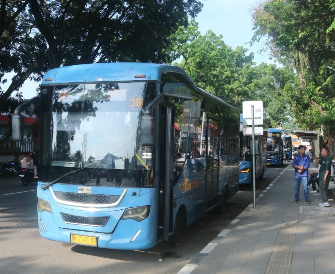 Trans Padang berikan diskon tarif 50% untuk lansia dan disabilitas di semua koridor selama Ramadhan 2026 sesuai SK Wali Kota Padang No. 190 Tahun 2025.