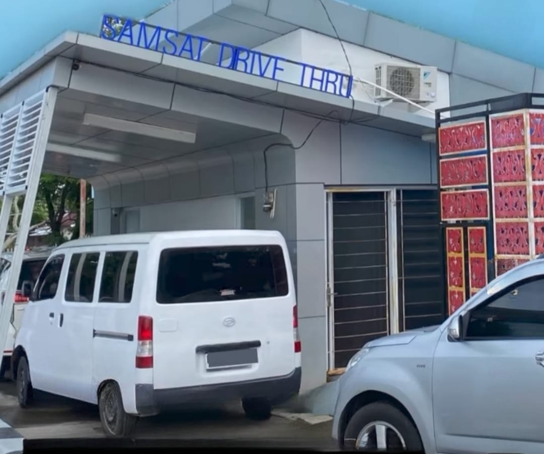 Samsat Padang buka layanan pajak kendaraan bermotor di 6 lokasi selama Ramadhan 1447 H. Ada Samsat Drive Thru hingga mall.