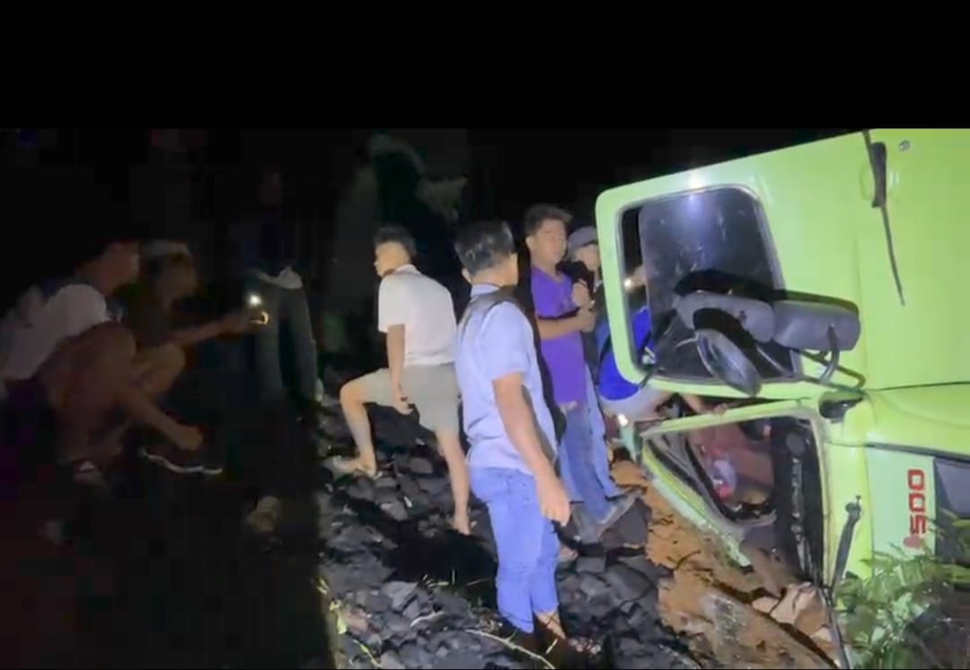 Kecelakaan truk muatan batubara terjadi di Panorama II, Sitinjaulauik, Kota Padang, Kamis (19/2/2026).