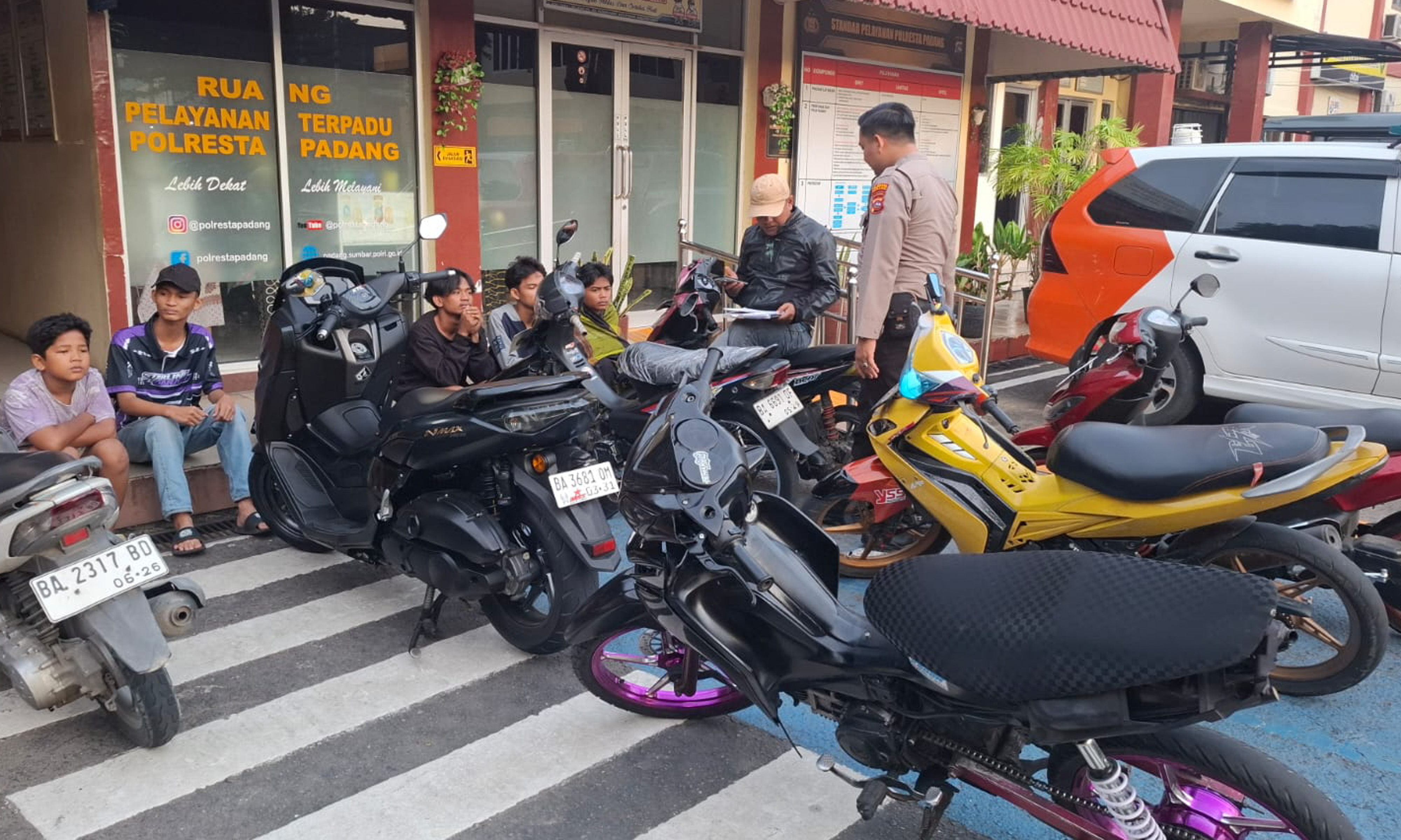 Polresta Padang amankan 14 pelaku balap liar dan 10 motor di Taman Melati saat sahur, kendaraan ditahan hingga Lebaran.