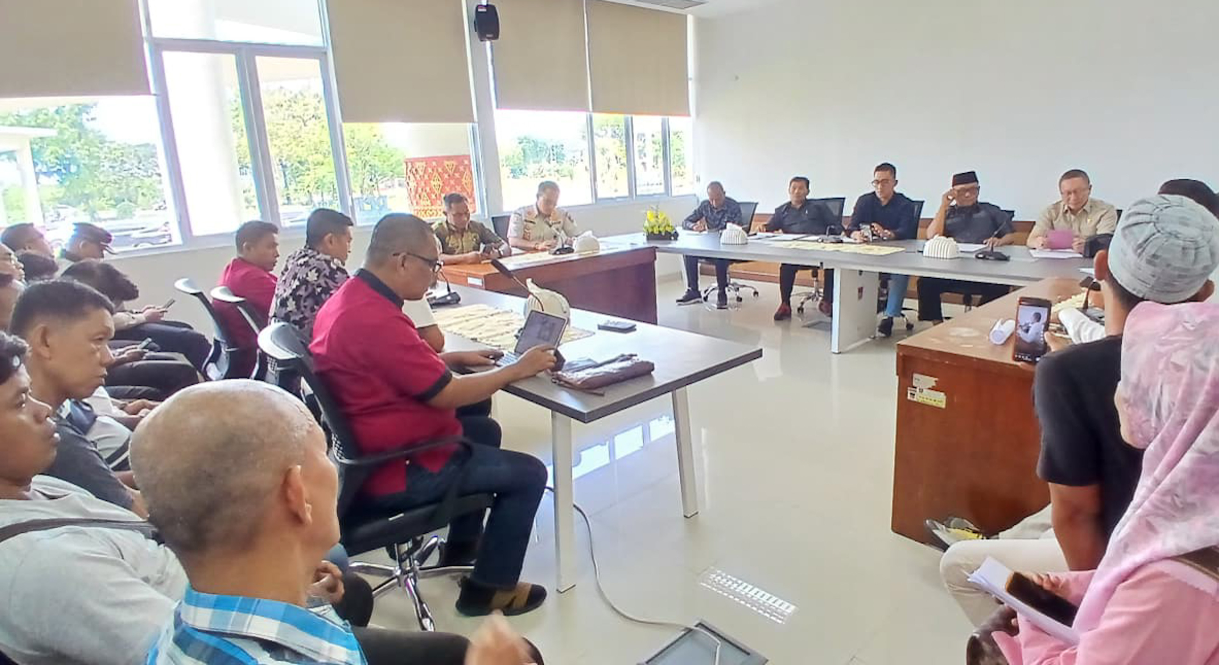 Puluhan pedagang selasar Kota Padang hearing di DPRD soal relokasi ke basement Fase VII yang dinilai tak sesuai standar SNI.