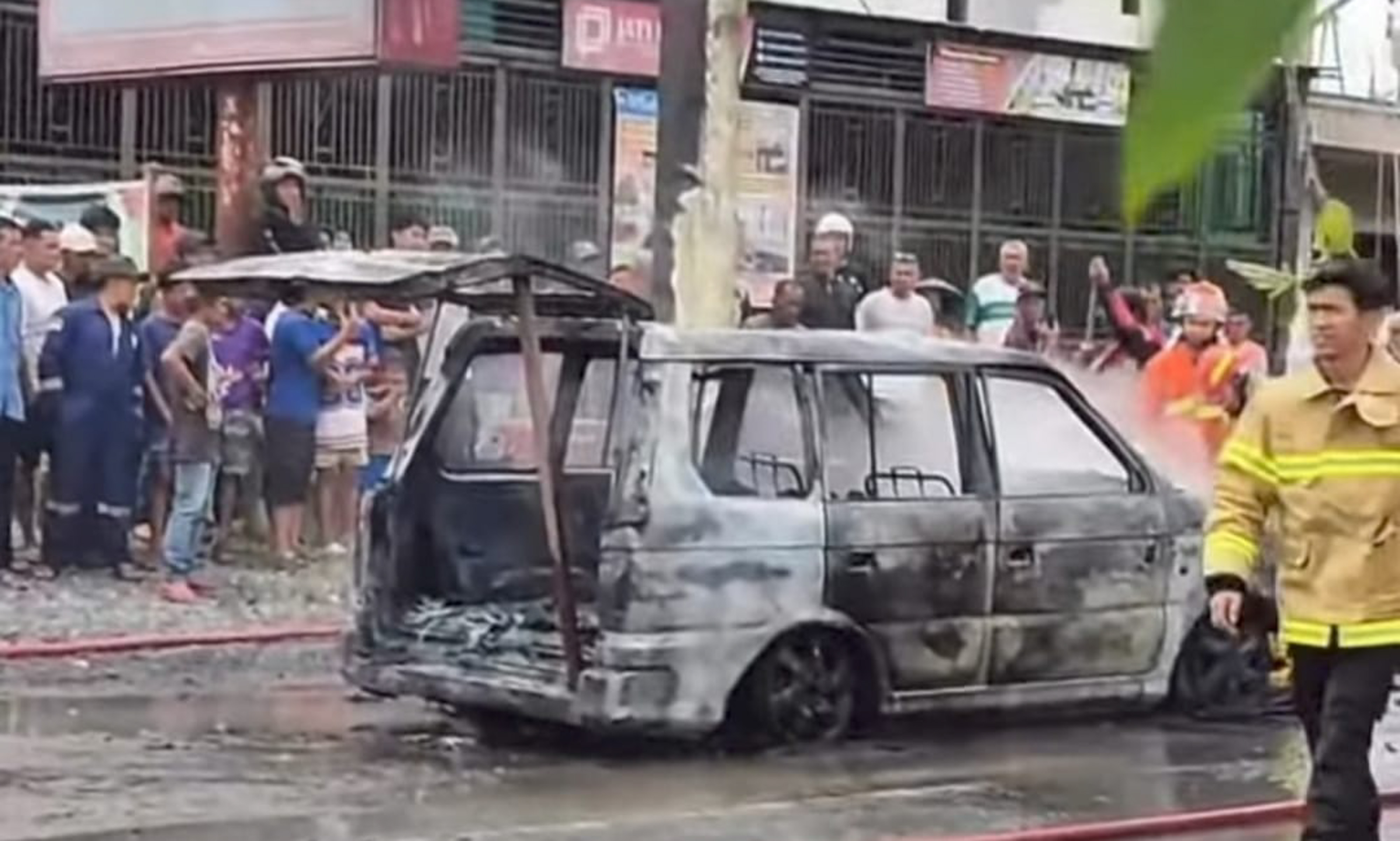 Mitsubishi Kuda Grandia terbakar di Jalan Bukittinggi-Payakumbuh, diduga akibat lansir BBM ilegal, kerugian capai Rp50 juta.