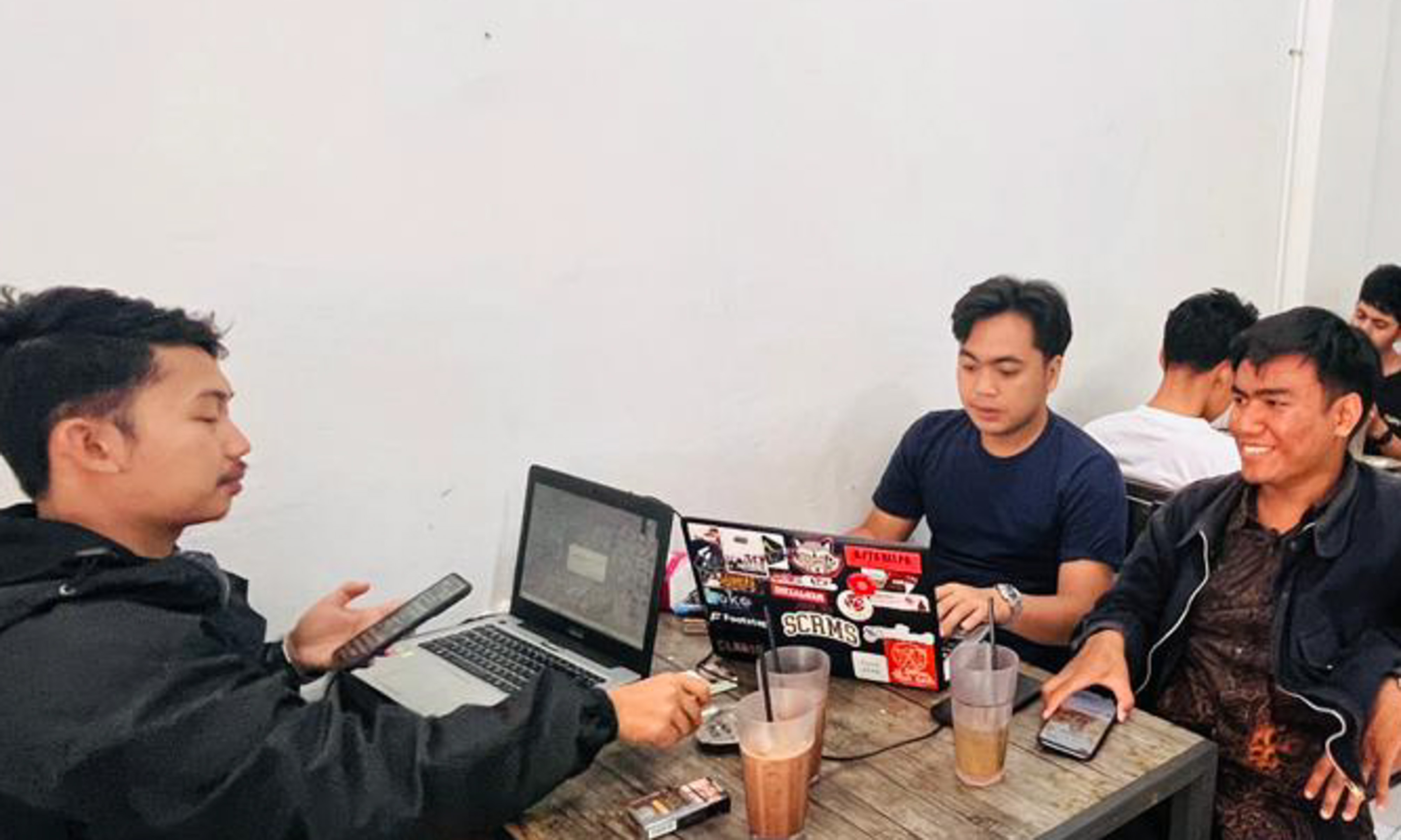 Tren WFC makin populer di Payakumbuh. Warkop Dakas dipadati anak muda bekerja dan nongkrong sejak sore hari.