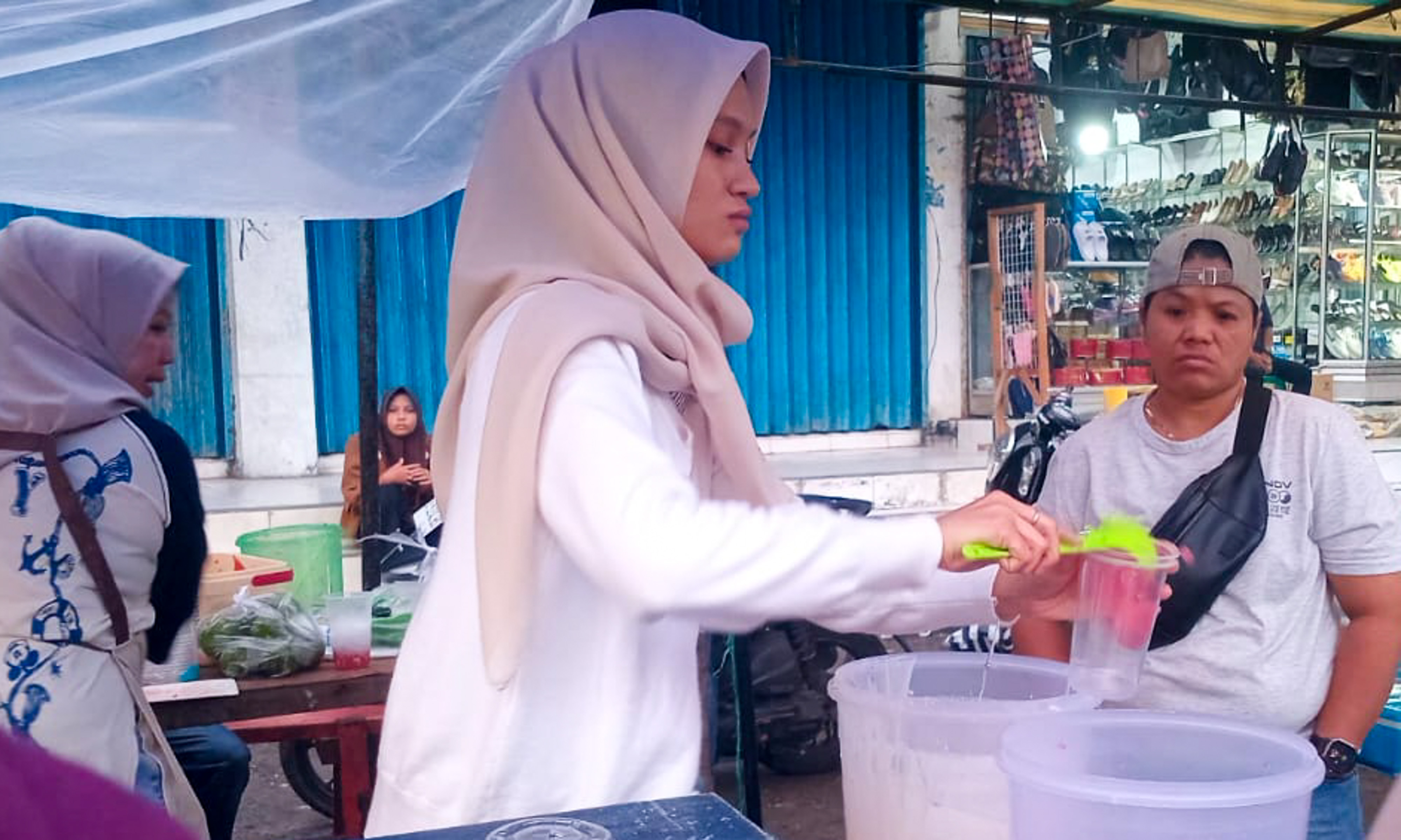 Sore pertama Ramadan, Pasar Pambukoan Lubuk Basung dipadati warga. Pedagang akui omzet naik hingga Rp1 juta jelang Magrib.