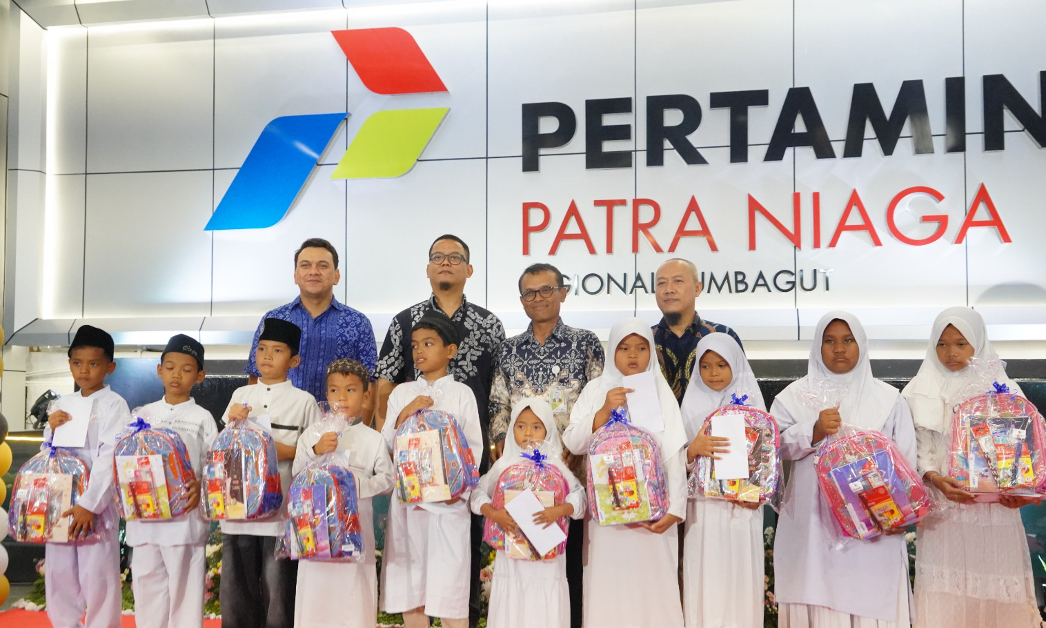 Pertamina Patra Niaga Sumbagut salurkan santunan kepada 25 anak yatim binaan BDI di Medan jelang Ramadhan 2026.