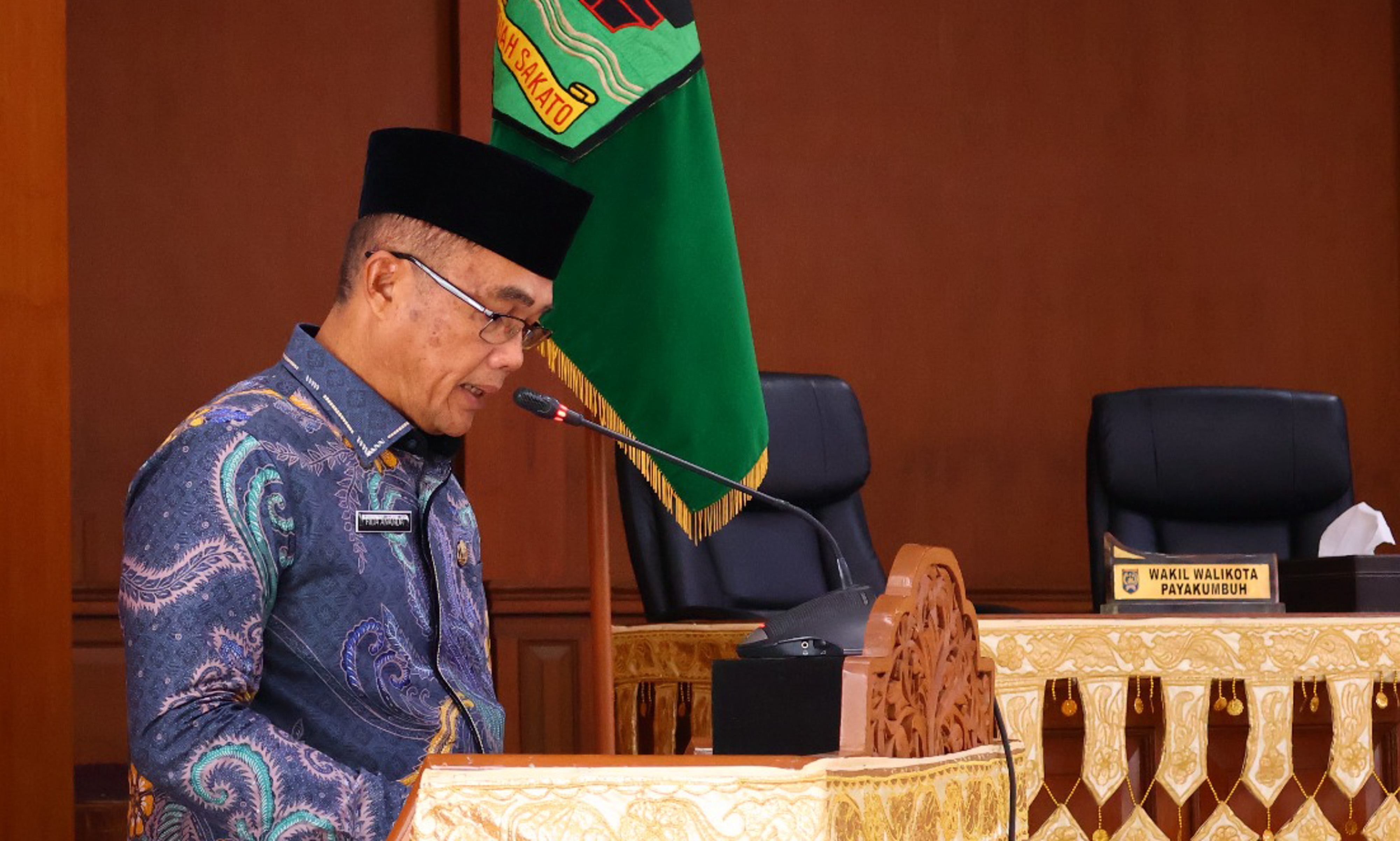 Sekda Kota Payakumbuh Rida Ananda menyampaikan jawaban Wali Kota atas pandangan umum fraksi-fraksi DPRD terhadap empat Ranperda dalam Rapat Paripurna di ruang sidang DPRD, Kamis (19/2/2026).