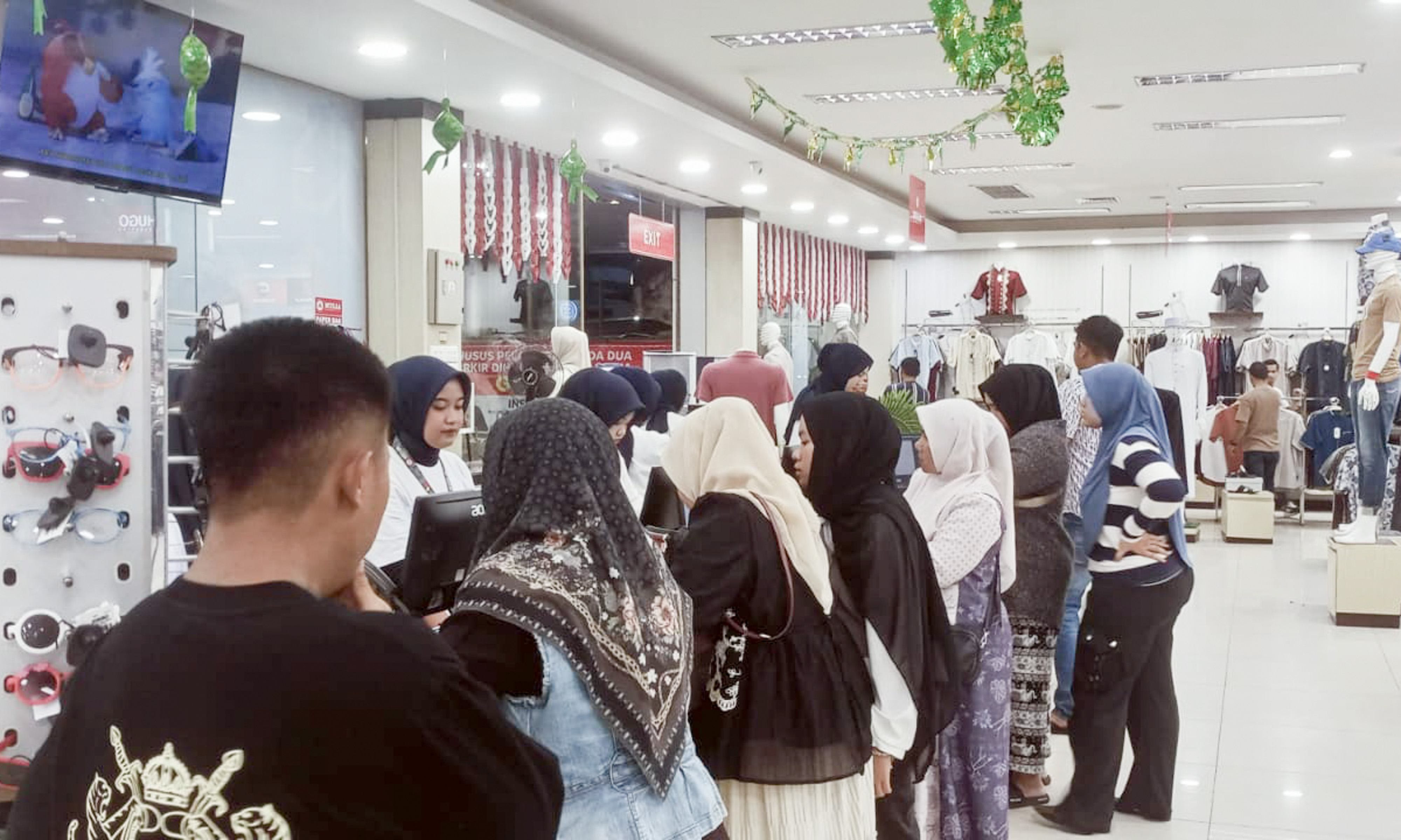 Midnight Sale Ramadan 1447H di Mulia Department Store Payakumbuh diserbu pengunjung, diskon hingga 50 persen dan promo Rp120 ribu dua baju.