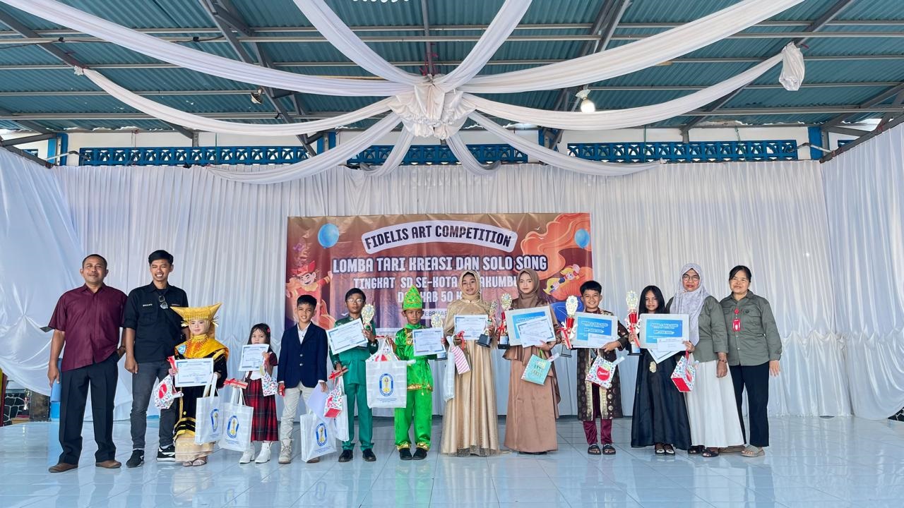 JUARA : Para pemenang kegiatan Fidelis Art Competition yang dilaksanakan di SMP Fidelis Payakumbuh pada Sabtu (14/2).