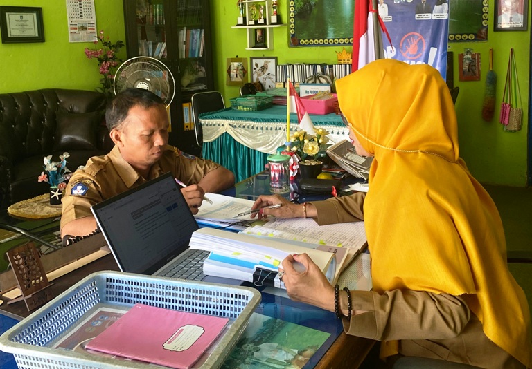 DISKUSI:Kepala SDN 28 Payakumbuh ketika berdiskusi dengan salah seorang guru terkait program sekolah.