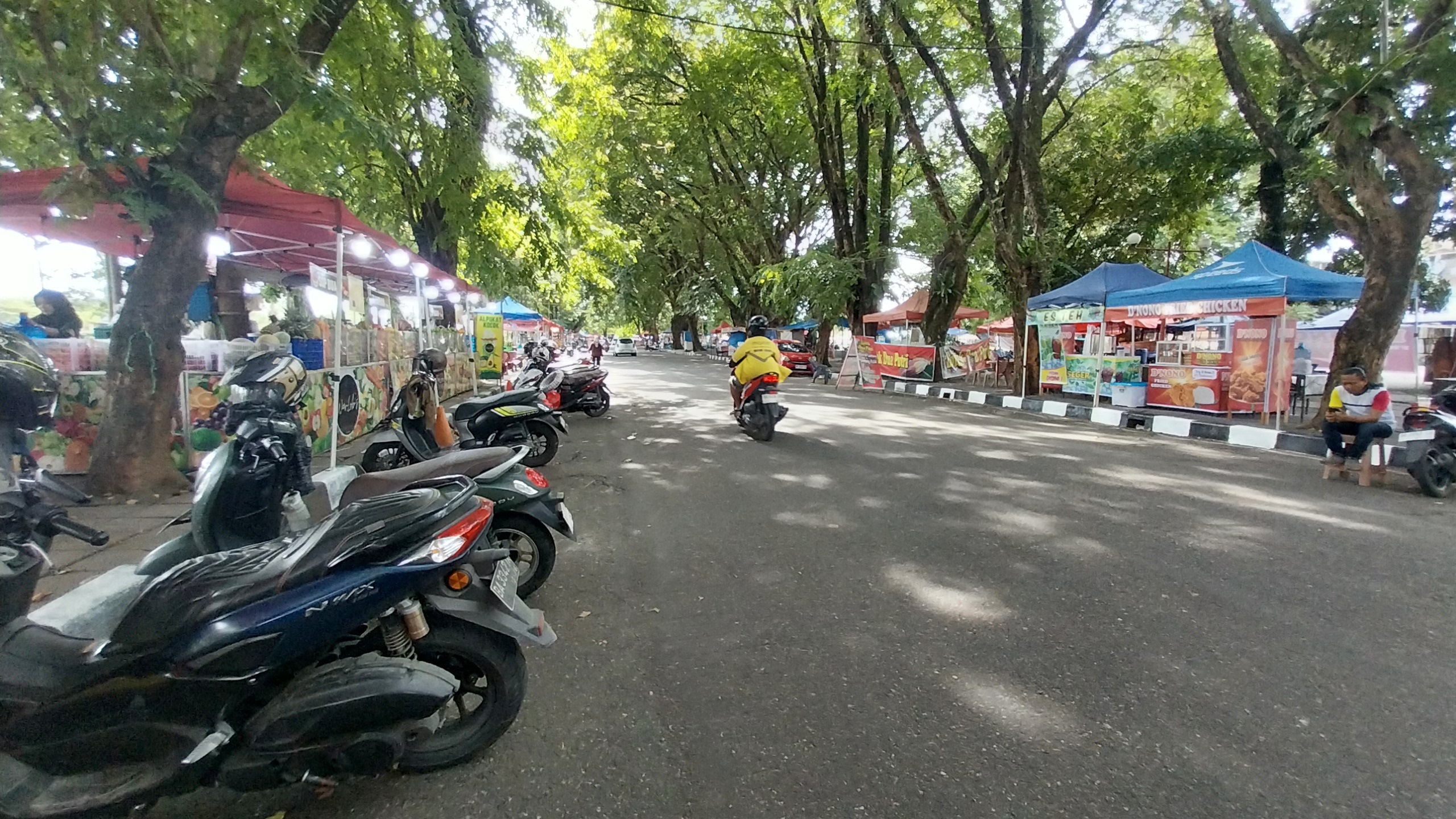 LOKASI FAVORIT: Sejumlah lapak-lapak pedagang telah bersiap menunggu pembeli di GOR Haji Agus Salim, Padang, kemarin. Lokasi ini salah satu tempat berburu pabukoan di Kota Padang.