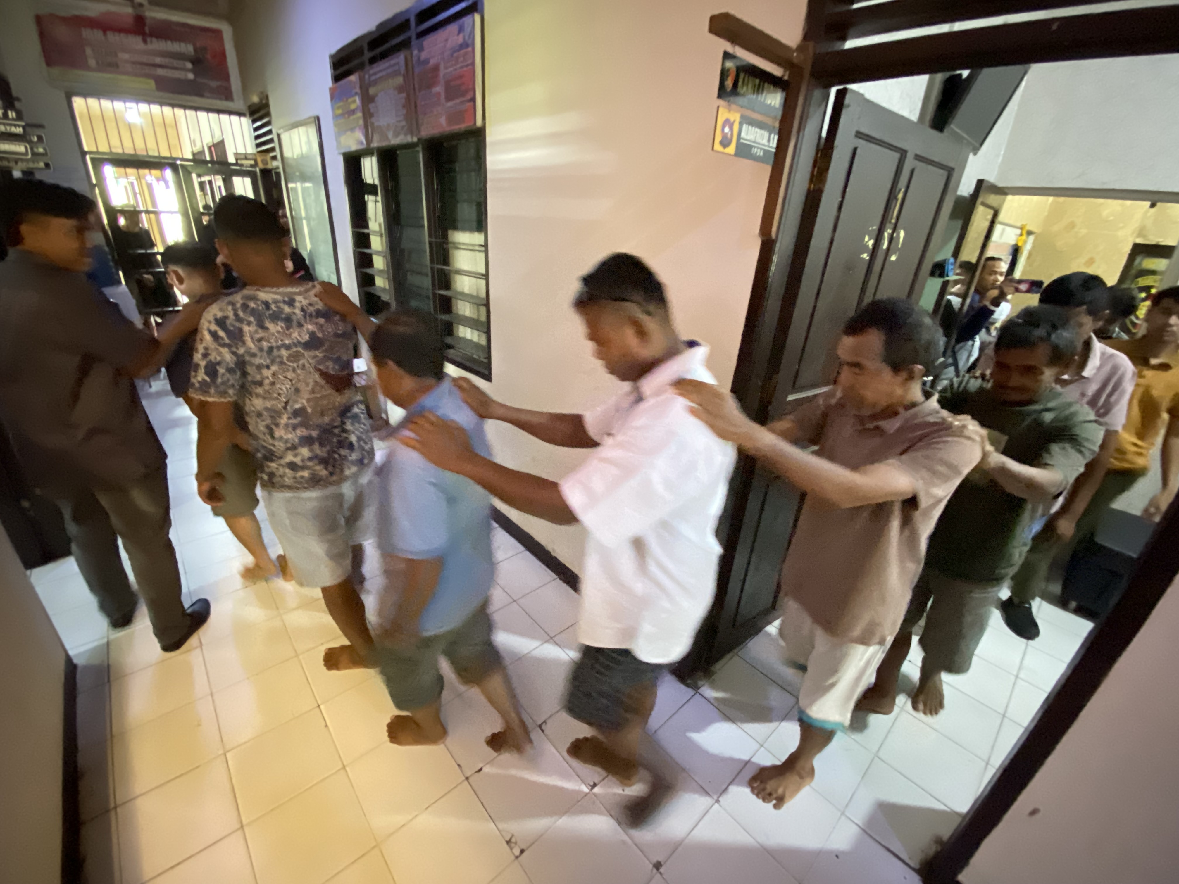 Para pelaku perjudian jenis koa/ceki saat diamankan Satreskrim Polres Limapuluh Kota, Rabu (18/2).
