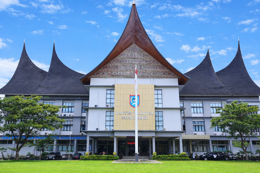 Pemko Payakumbuh benahi fasilitas dan parkir Balai Kota ex Poliko demi tingkatkan kualitas pelayanan publik dan kenyamanan masyarakat.
