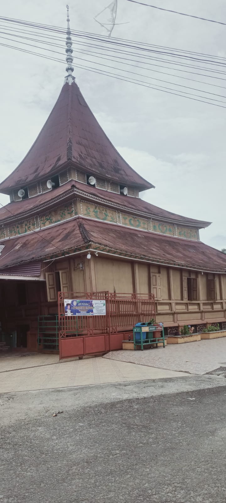 Masjid Godang Koto Nan Ompek di Payakumbuh, berdiri sejak 1830-an tanpa paku, kini jadi cagar budaya dan pusat ibadah masyarakat setempat.