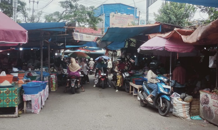 Hari pertama Ramadan 1447 H, Pasar Ibuh Payakumbuh dipadati pembeli sejak pagi.