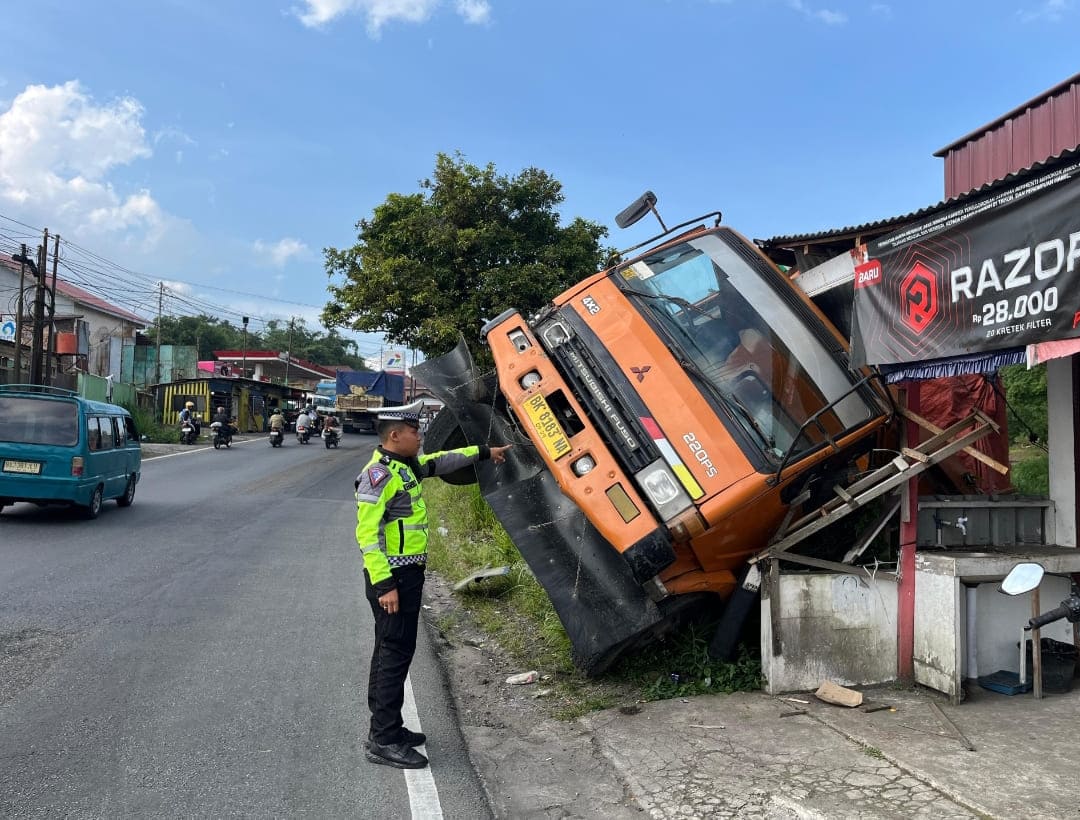 Truk Fuso BK 8183 NA yang mengalami rem blong di kawasan Panyalaian, Tanahdatar, Jumat (20/2/2026).(Foto: Satlantas Polres Padangpanjang)