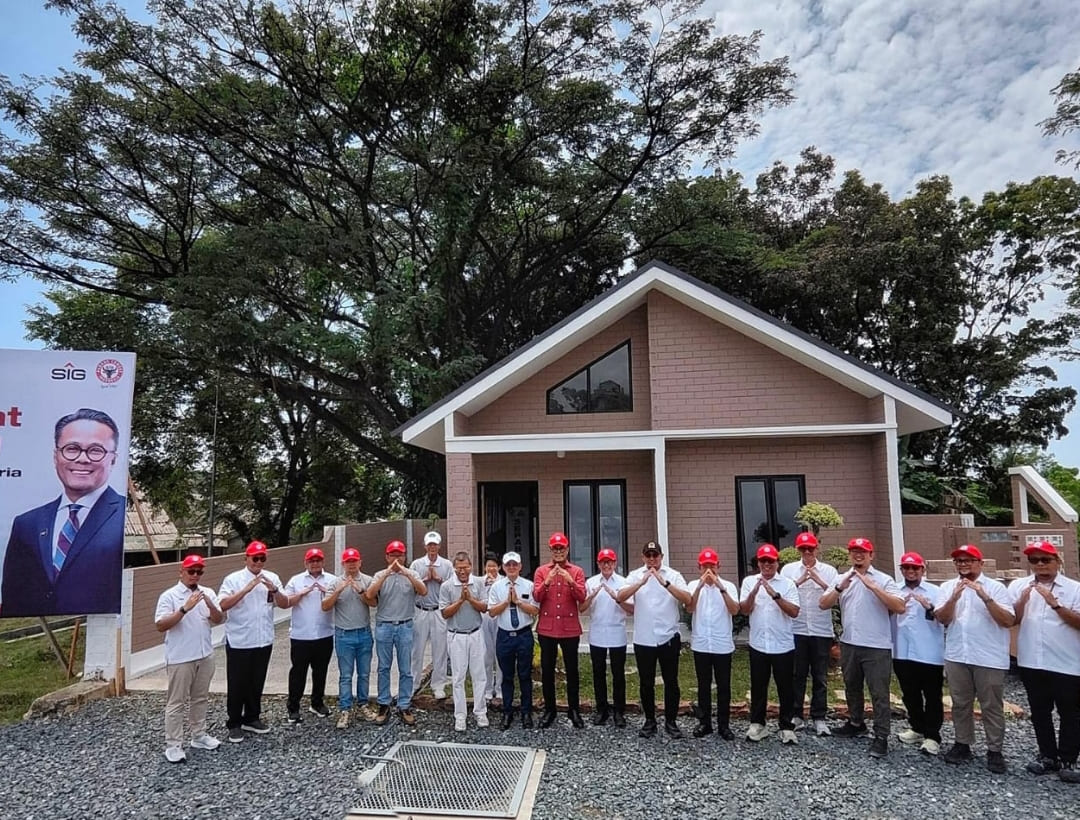 Dony Oskaria bersama Andre Rosiade, manajemen SIG dan PT Semen Padang usai meninjau rumah contoh berbahan sepablock di Padang.(Foto: GRP)