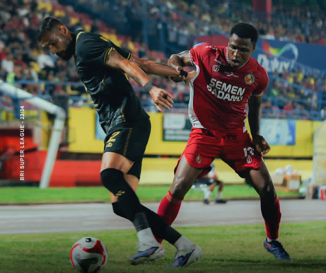 Pemain Semen Padang FC berduel dengan pemain Malut United.