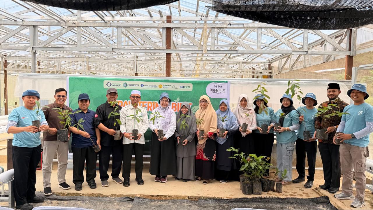 ZHM Premiere Hotel Padang pada hari Senin kemarin menyerahkan sebanyak 1.200 bibit pohon produktif kepada Yayasan Waqaf Ar-Risalah.