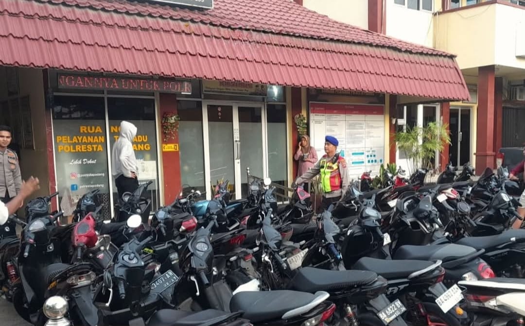Tim gabungan Polresta Padang mengamankan 34 sepeda motor knalpot brong saat melakukan aksi balapan liar dalam operasi dini hari, Jumat (20/2/2026).