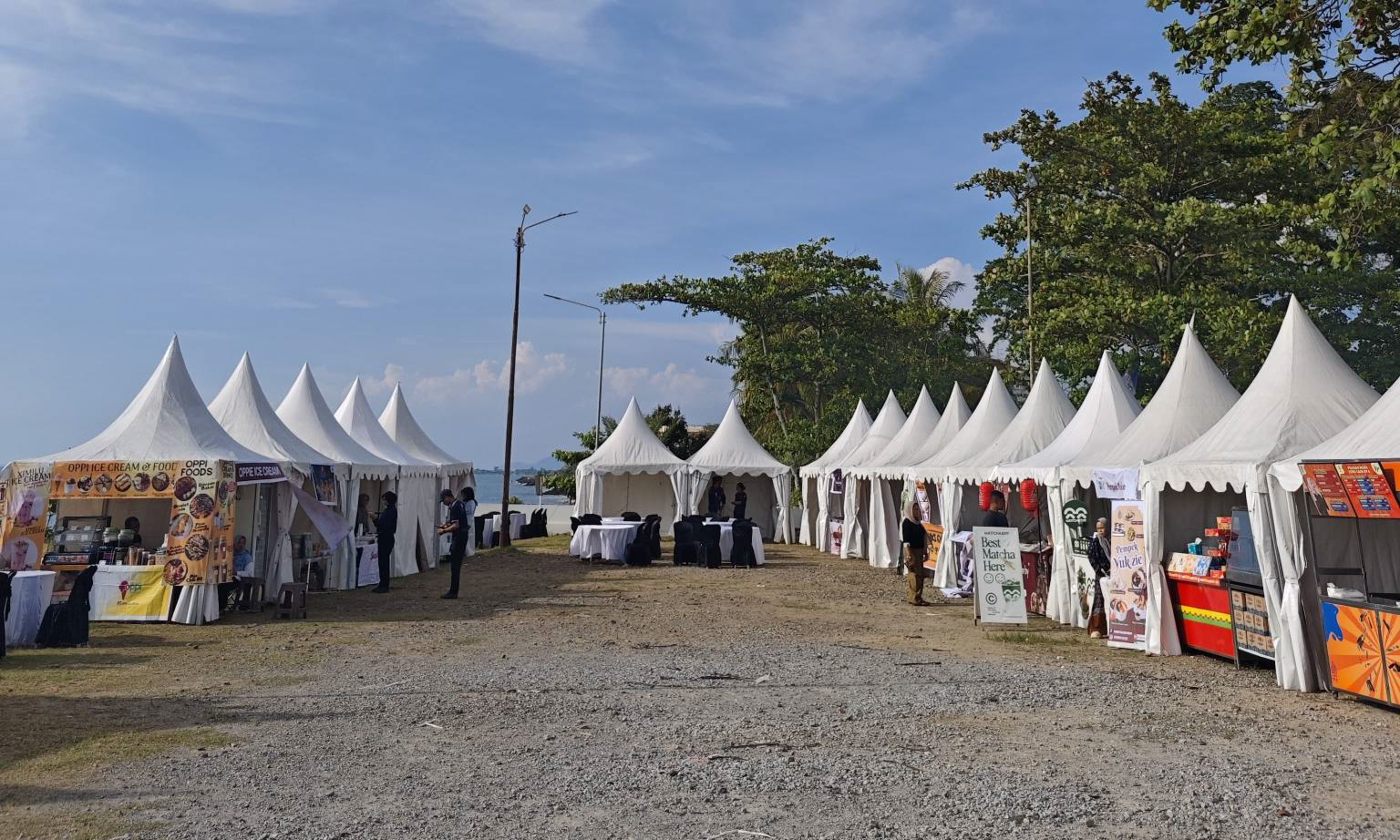 Ramadhan Halal Fest 2026 resmi digelar di Masjid Al-Hakim Padang selama 25 hari ke depan.