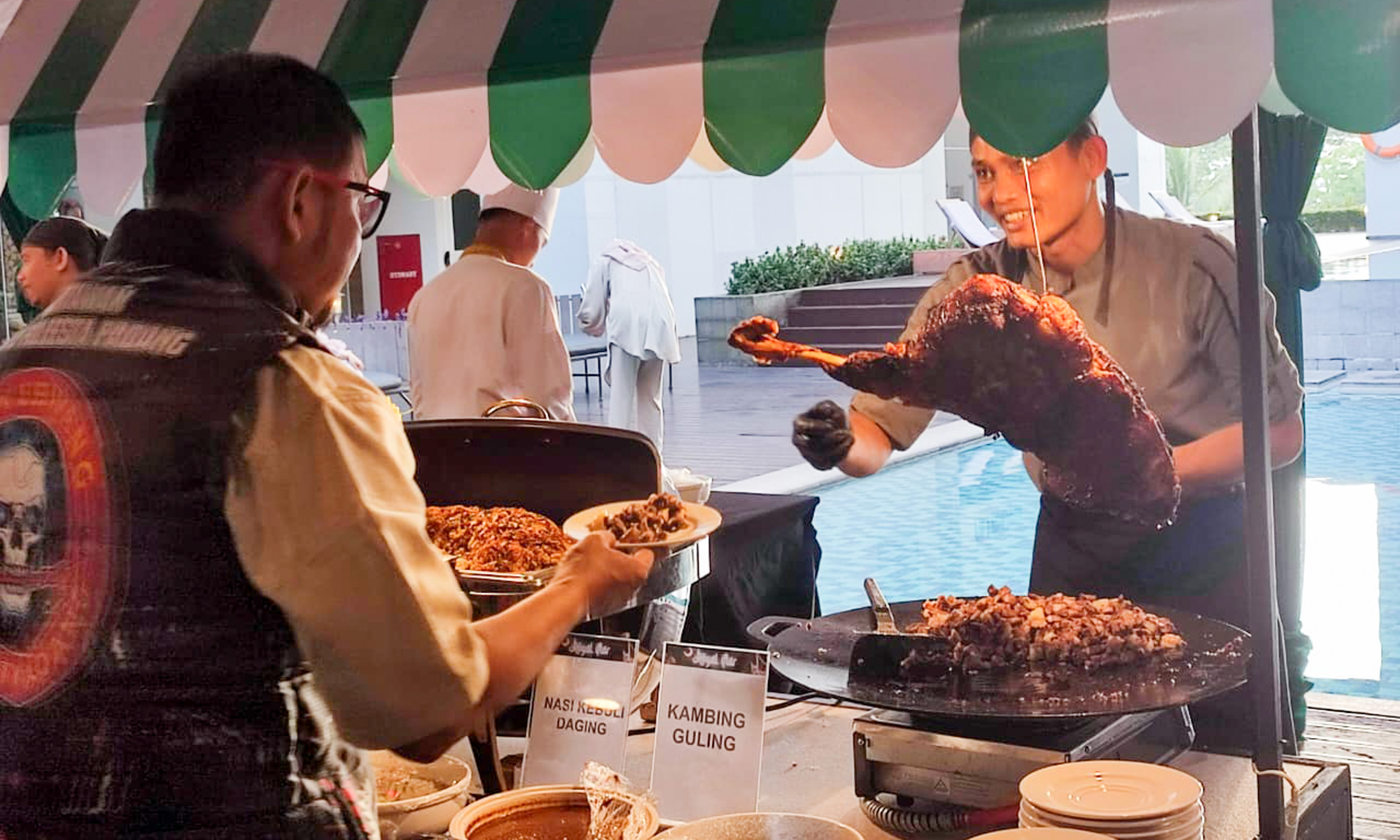 Hidangan All You Can Eat bertemakan Middle East to Minangkabau Poolside Hotel Mercure Padang. (Foto: Riyadhatul Khalbi/Padeks)